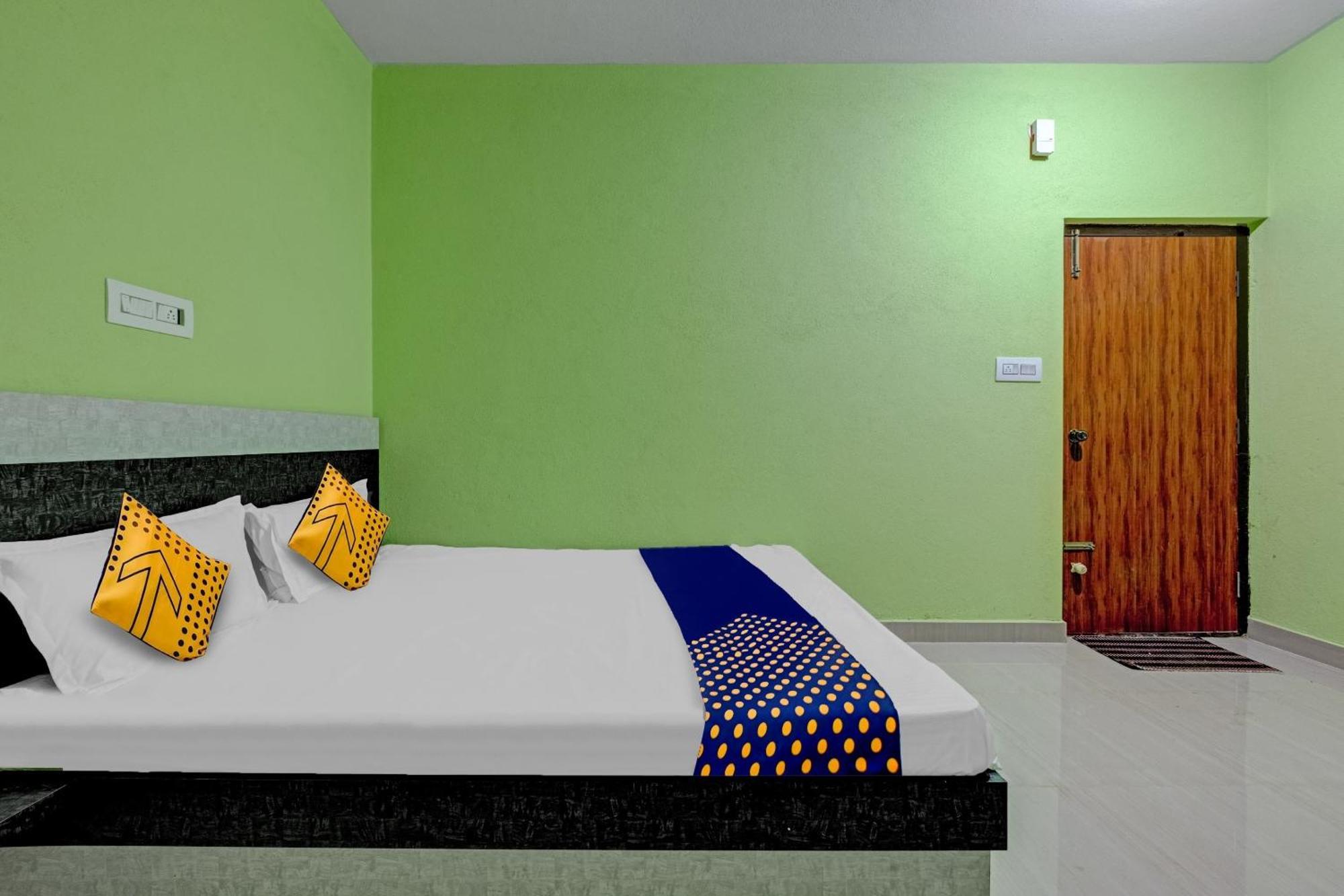 Spot On B R Comforts Krs Back Water Hotel Hosa Kannambādi Екстериор снимка