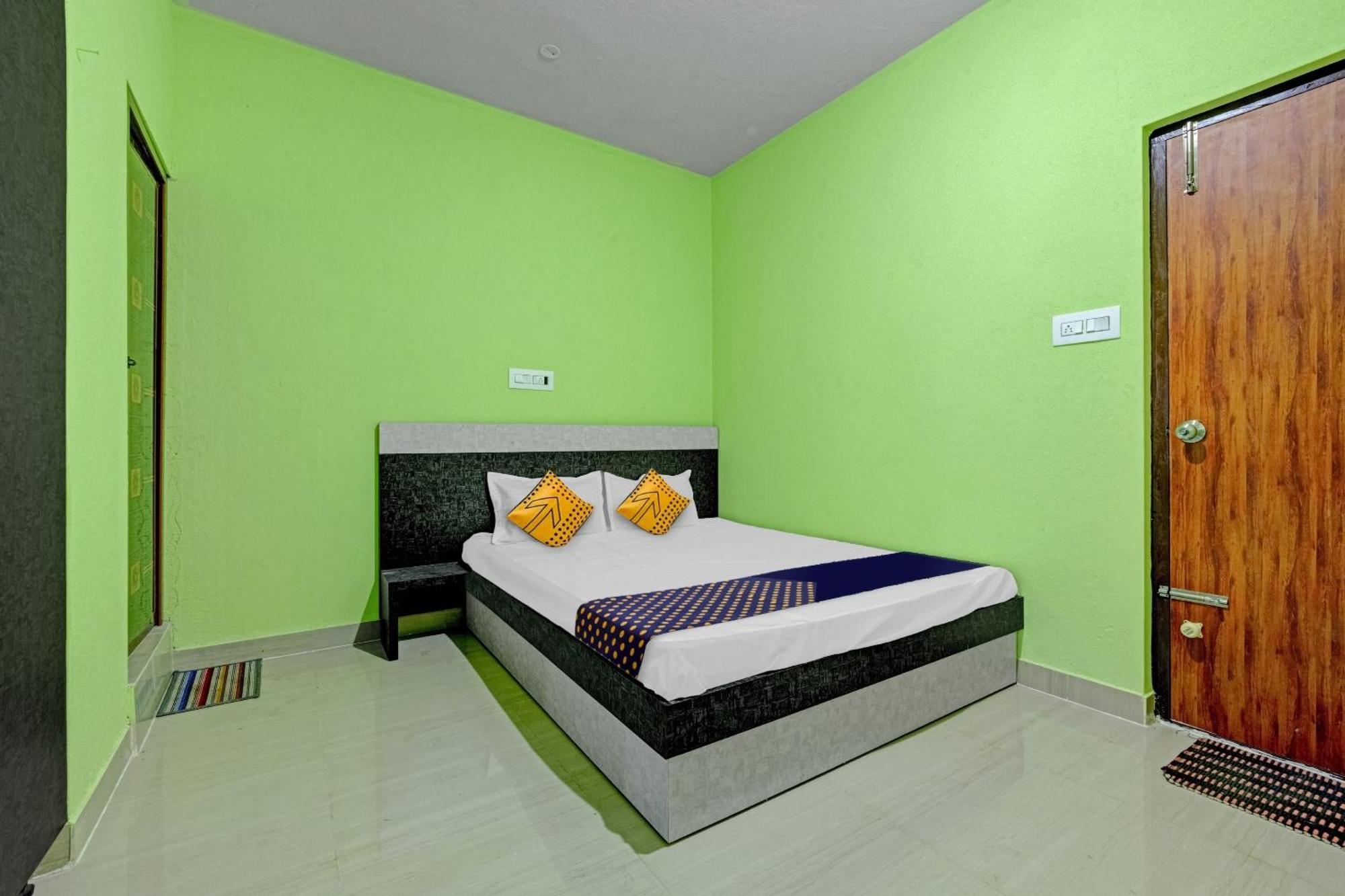 Spot On B R Comforts Krs Back Water Hotel Hosa Kannambādi Екстериор снимка