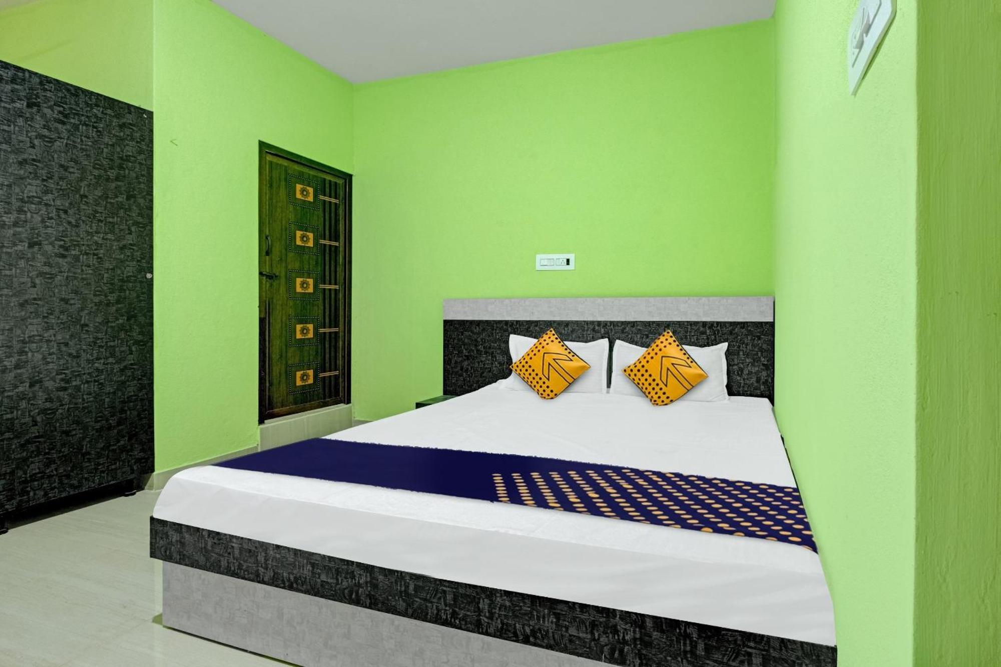 Spot On B R Comforts Krs Back Water Hotel Hosa Kannambādi Екстериор снимка